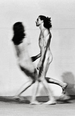 kradhe:  Marina Abramović; Ulay, «Relation in Space», 1976   