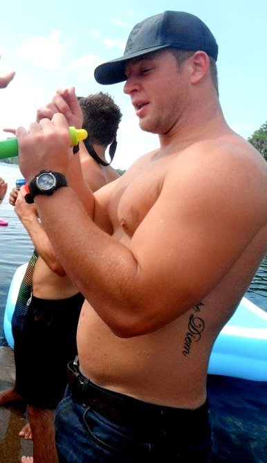 hunky-to-chunky:  272gold:  Josh Linam   Perfect…especially (what looks like) stretch marks on his pecs