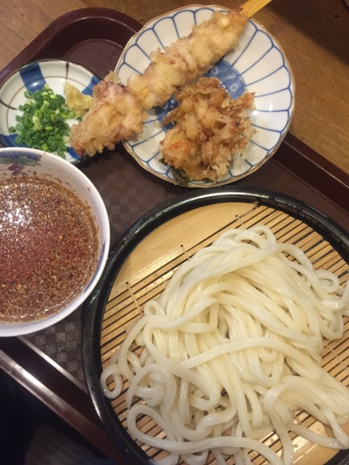 suiiiika:「さぬきや」　八王子市元横山町天ぷら付きもりうどん　650円天ぷらはいか串とかき揚げ？をチョイス