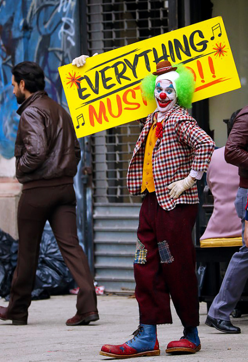 daily-joker:  Joaquin Phoenix goofing around in clown costume and make-up while filming scenes for J