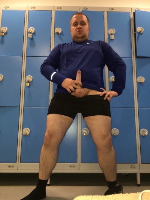 ldncub: bidave2012:Gym locker room flashing!! Semi naked to naked! X So hot.