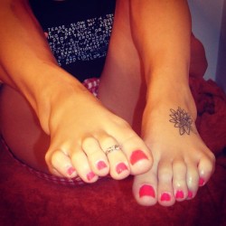 loveforgirlsfeet:    Best Feet Tumblr Here!     My god this is sexy!!!