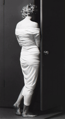 wehadfacesthen:Marilyn at the door, a 1954