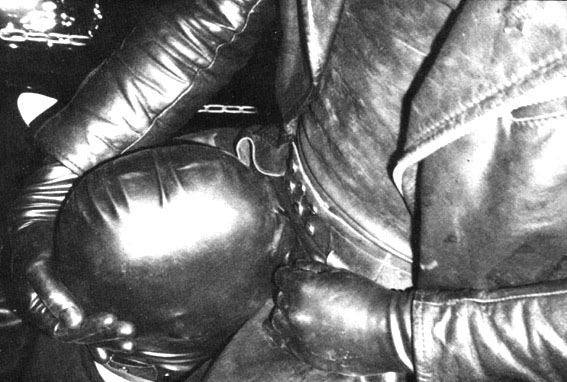 rubberdu37:  Ho putain ! je veux être entre ses cuisses ! !!
