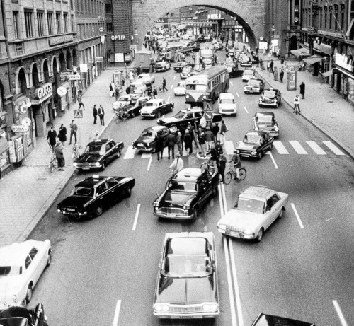 Le premier matin en Suède après le changement du sens de la circulation, 1967. Dagen H, the day Sweden switched sides of the road, 1967.