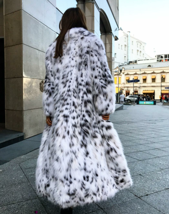 monclermimosa: Lynx 👑💎 I spied it there on the rack.  It called to Me. I have a keen eye for the best. The softness, the thickness. The flawless transitions of the pelts and tailoring.“How many?” I asked.The owner, a bit confused, replied