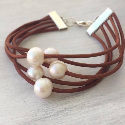 Freshwater pearl bracelet * To buy click on link in my bio**#leatherbracelet #jewelry #jewelryonetsy