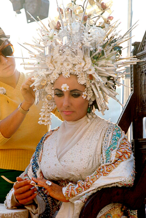  Elizabeth Taylor photographed by Gered Mankowitz on set of the film ‘Boom!’ in Sardinia, 1968. 