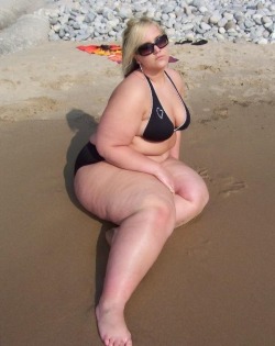 nudebbwpics:  Sexy BBWs at the beach  Now