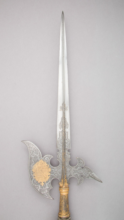 historyarchaeologyartefacts:Halberd (265 cm, 3,3 kg) of the guard of the Electors of Saxony, Germany