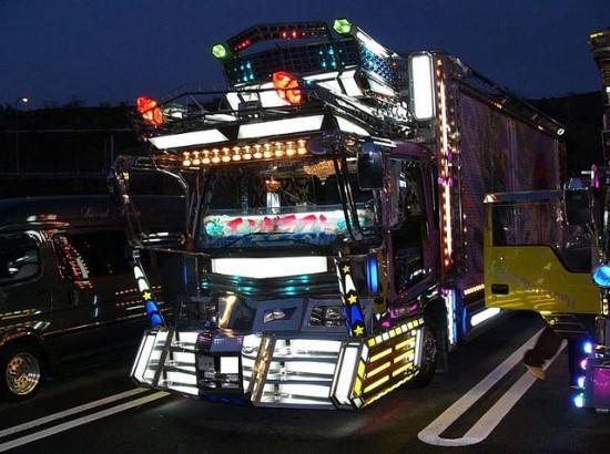 odditiesoflife:  The Amazing Dekotora Trucks of Japan Covered in chrome and gleaming