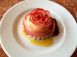 chipcococafe:  I ordered an apple tart at a cafe in Tokyo. This is what the waitress brought.  