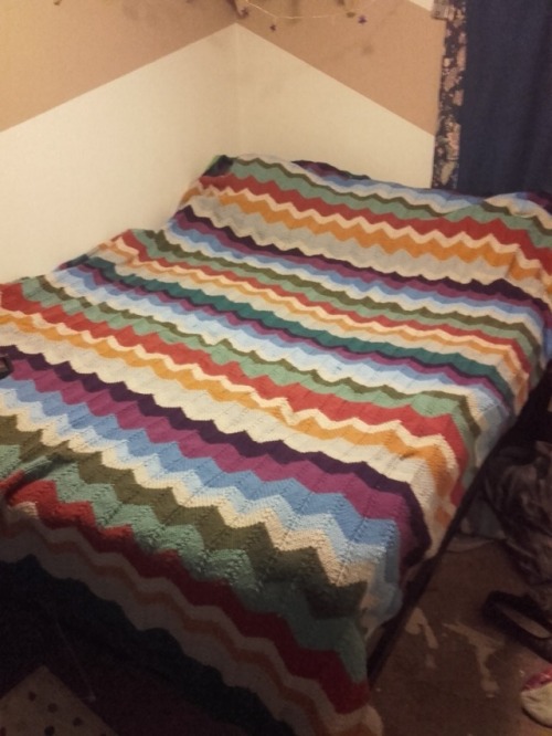 inocentwiskers: Spent Two Months knitting this blanket!!! Seams my cats aprove!