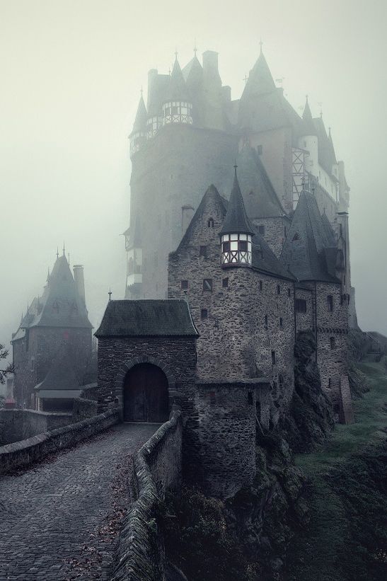 Burg Eltz im Nebel