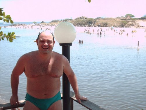bemach:  Do you know Chaturbate ?, try it…is free, and have a lot of dads, bears and chubs exposed and having sex online, is like tumblr, you can follow all your favs broadcasters…and 100% free.