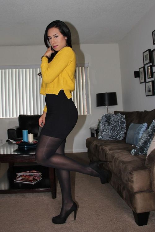 amberprettylez:Off to work Wow! I ❤️ her sexy beautiful legs in high heels and shiny black stockings