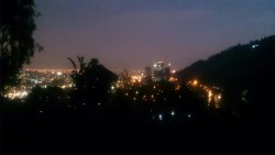 se-libre-pajaro-culiao:  Vista nocturna desde el cerro San Cristóbal, Santiago de Chile.