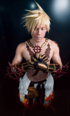garmafashion:  In the world of dreams - Shura - Ragnarok Online by =Elffi  Okay I just LOVE the work this person has done with the sura&rsquo;s gloves/gauntlets/whatever-the-fuck-you-wish-to-call-them.  And the cosplay itself isn&rsquo;t too bad either.