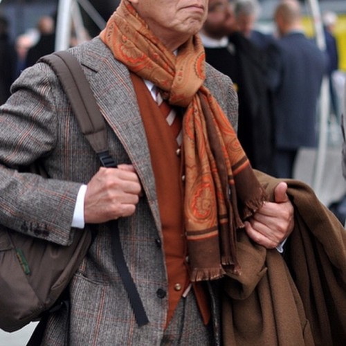 Scarves can be wrapped several ways. Here&rsquo;s a very simple and easy one that you can use. P