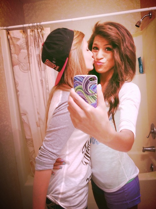 the-inspired-lesbian:Love and Lesbians ♡