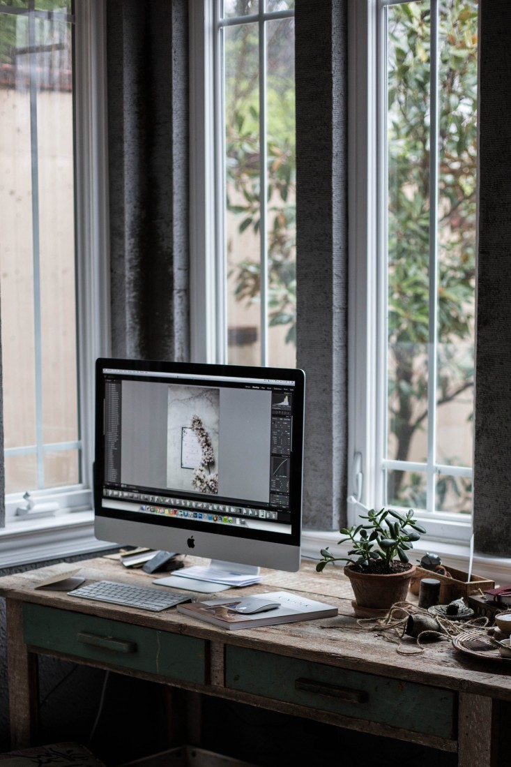 quietamidchaos:minimaldesks:Beth Kirby’s wonderful kitchen workspace.A tall-windowed