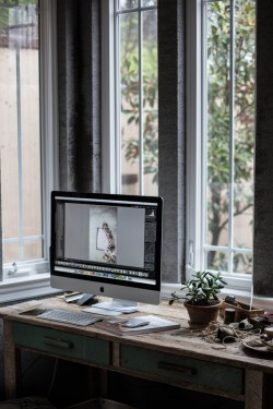 quietamidchaos:minimaldesks:Beth Kirby’s wonderful kitchen workspace.A tall-windowed space off the kitchen is just big enough for Beth’s computer area. Percy built the desk frame from barn wood and paired it with old green drawers.love those windows!