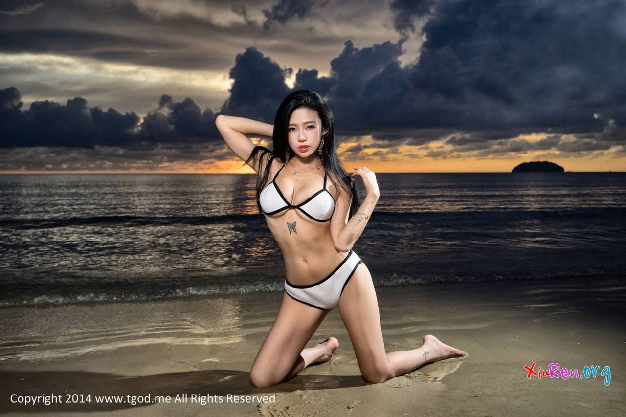 gravure-glamour:  Luvian