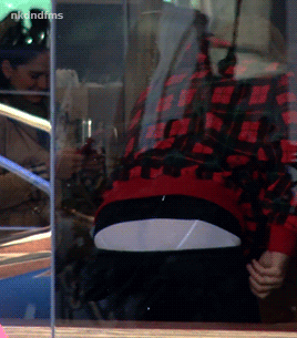 dirtywrld:Justin showing that ass off to paparazzi!