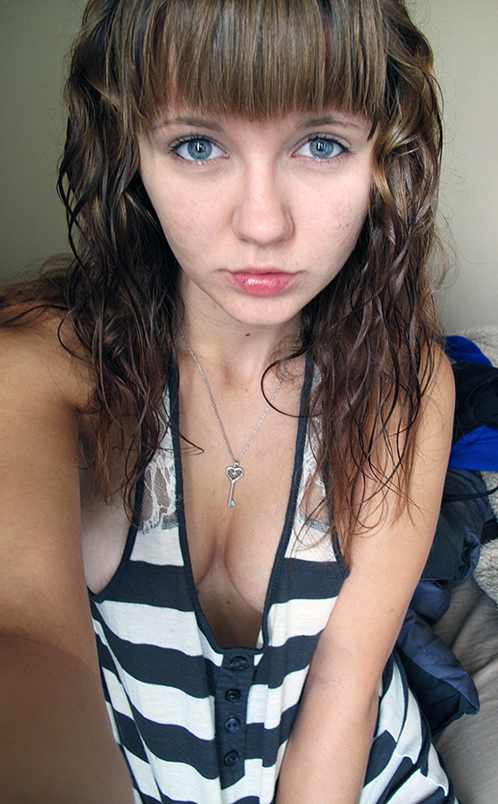 sexrock32:  queenxtc:  Ignore my horribly uneven bangs, I cut them myself D:  no