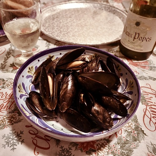360/365 mussels for christmas and some surprisingly good $10 white wine from whole foods
