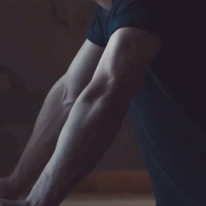 trilithbaby:kinkyfiftyshades:Jamie’s arms 💜Yeah, I really don’t feel weird having folder full of Jamie’s arms. Not at all 😃  JFC, I have such a weakness for arms… *melts*  i’m intrigued…dam