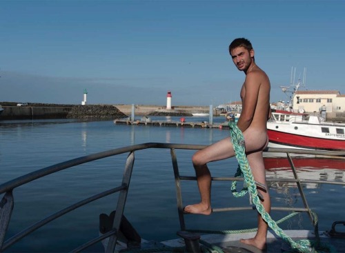  calendrier des Marins pêcheurs du port de la Cotinière sur l’ île d’Oléron.  cette initiative est pour la bonne cause puisque les bénéfices du  calendrier seront en partie reversés à l’association des « Péris en  mer » ainsi qu’au