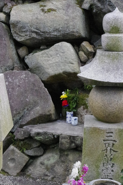 逆さ地蔵（Kohriyama castle : Yamato-kohriyama.Nara) 郡山城の天守閣の石垣の奥、お花の供えられている場所を覗き込むと、お地蔵様の彫り込まれた石が逆さまになったま
