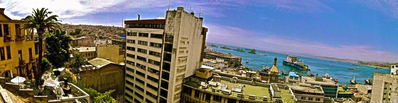aguerin:  Valparaíso, Chile Dos mundos comunicados por rampas,por escaleras, por
