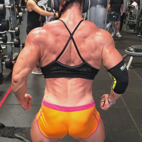 masterfbb:Big mature back muscles43 years old ladyView more here