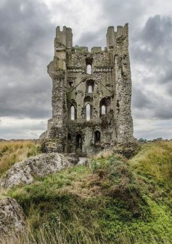 ethilee:  hammer-ov-thor:  Helmsley Castle,