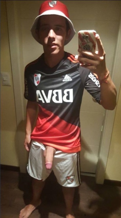 footbulging: allyouneedismusik: ARGENTINIAN BOY  RIVER PLATE FAN Cock is bigger than his calf