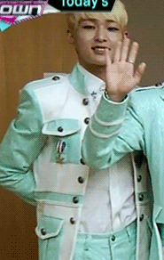 taerection:  mimioly:  person-ish:  Guys. Did you catch this gem today? Onew is being
