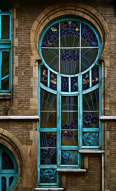 strawberry-and-white-chocolate:  me encanta….   Art Nouveau - 6 Rue du Lac - Bruxelles - Porte et Fenètres Rondes avec Vitraux   