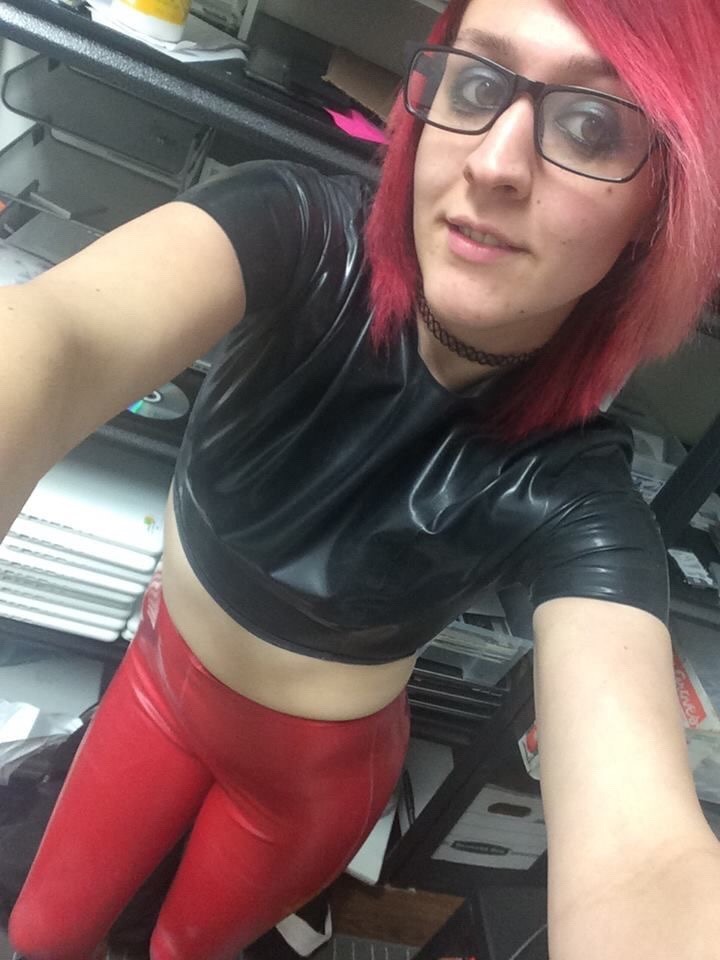 Lover of latex, pvc, leather and plastic selfies.