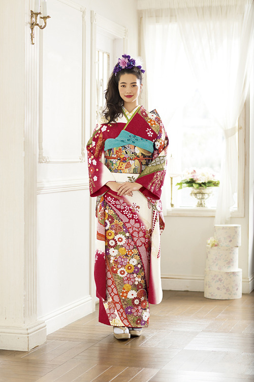 skimlines:taishou-kun:Komatsu Nana 小松菜奈 Furisode collection - Japan - 2016-2017Source : Kyoto Kimono