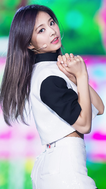alltwiceicons: Tzuyu, Momo and Dahyun lockscreens Don’t forget to check the sidebar to know if the requests are open or closed  
