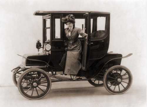 feuille-d-automne:Women steps from an electric car ,1908 .