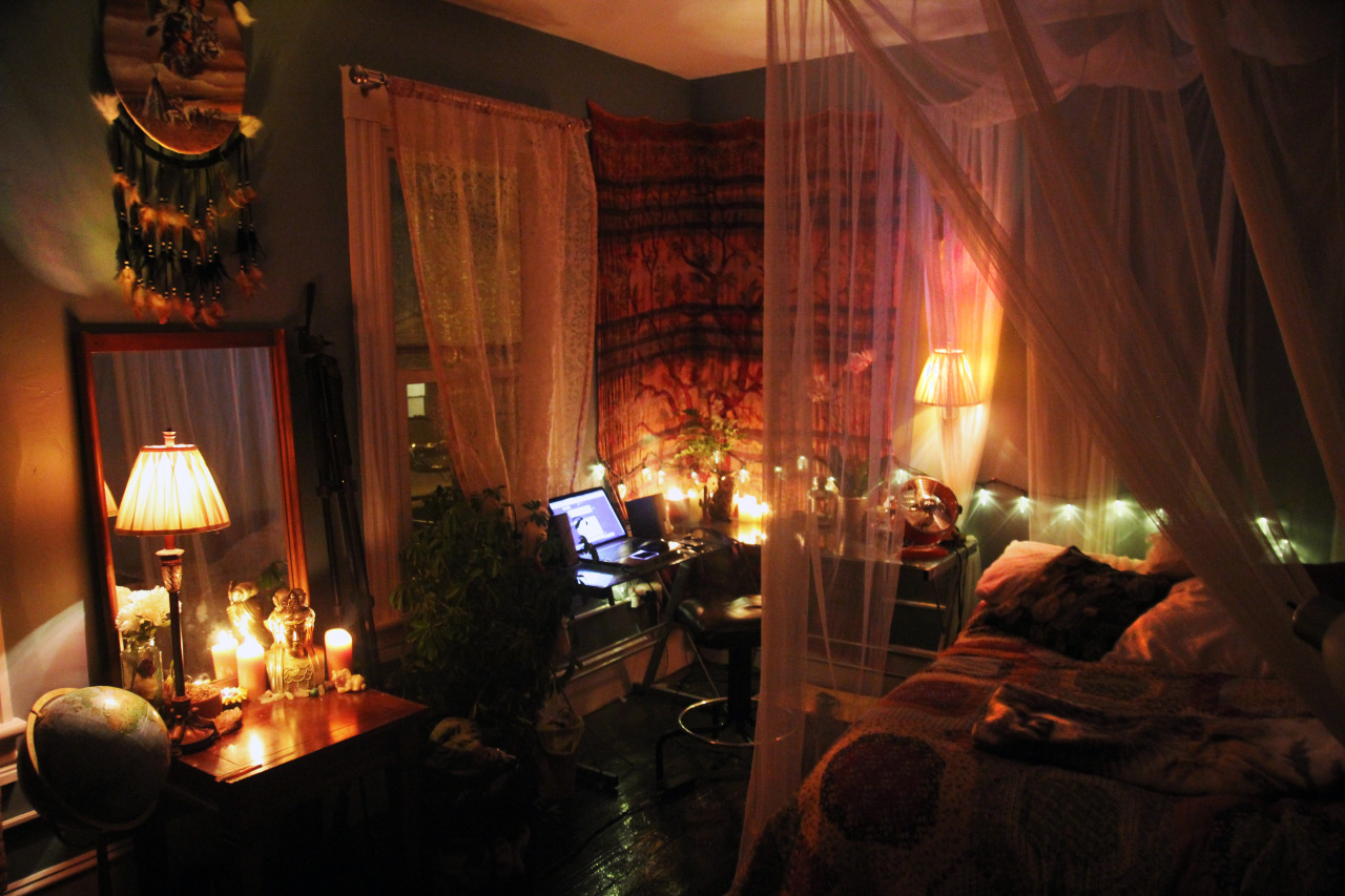 dayzea:  my room right now, is one of the most peaceful, creatively stimulating,