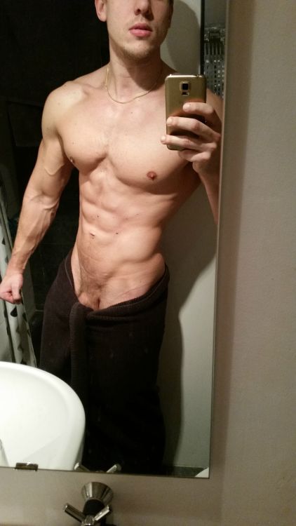 hornyclick:  Uncircumcised muscular white stud