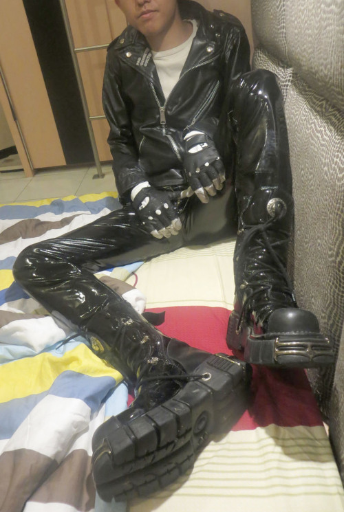 Just sharin’ more pics of me in my shiny gears~