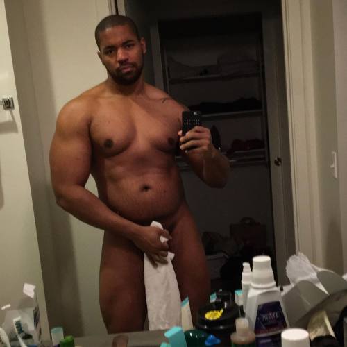 dethickness:  thickchocolatecity:  He’s so damn sexy! 