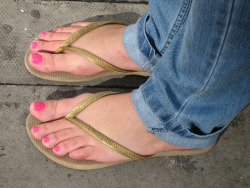 mesmerizingfeet:  Toepainted feet in slim