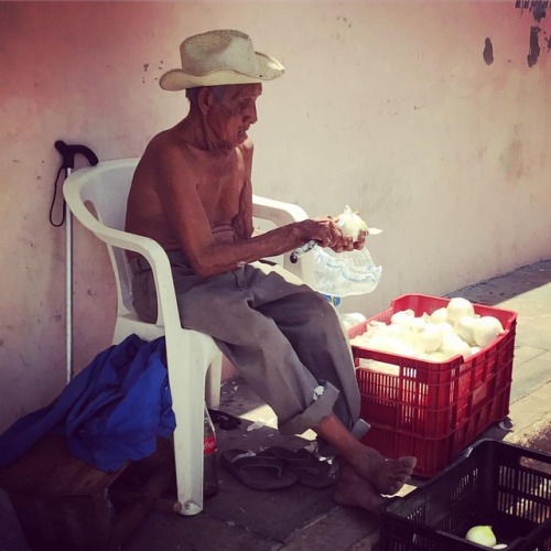 Pelando la cebolla, que es lo mismo que paseando por los recuerdos #diadelosabuelos #abuelito #sabid