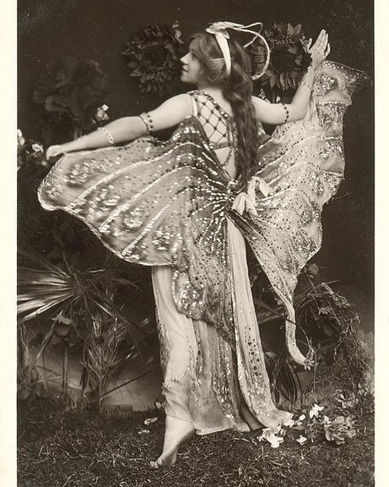 🔸 Phyllis Monkman (1892-1976), Actress and dancer  in “The Butterflies” by Foulsham.   #victorianchaps #